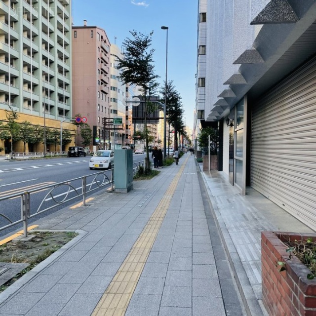 ヴィラロッソカバーロ 前面は明治通り