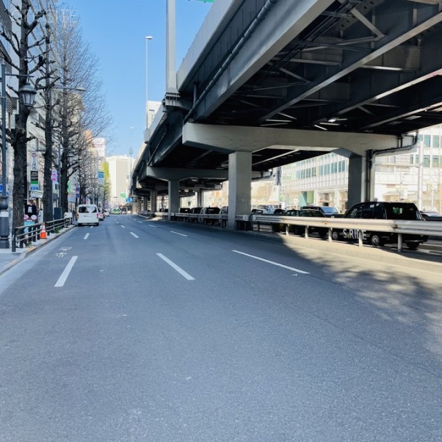 シークエル六本木 前面の六本木通り