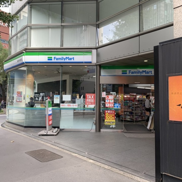 近鉄銀座中央通りビル 1階にコンビニあり