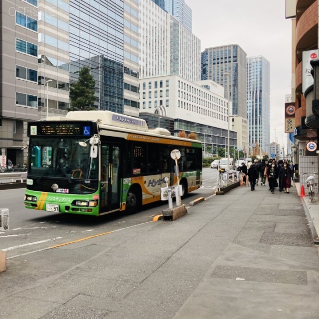 DUO西新宿 ビル前面道路