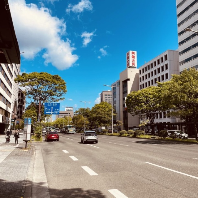 仙台第一生命タワービル 前面の勾当台通り