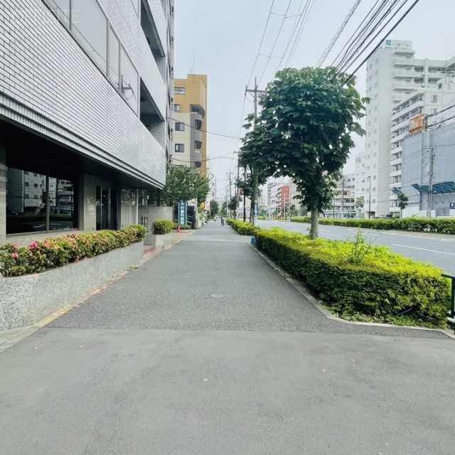 リリービル 前面歩道
