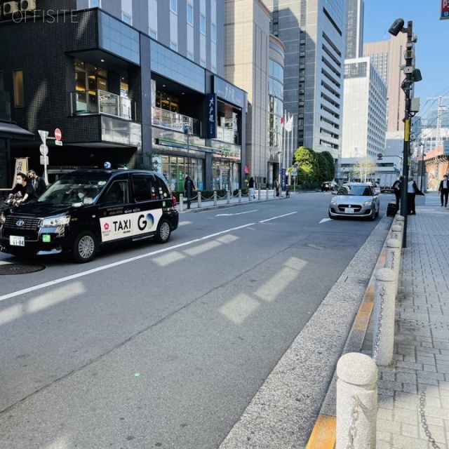 堤ビルディング ビル前面道路