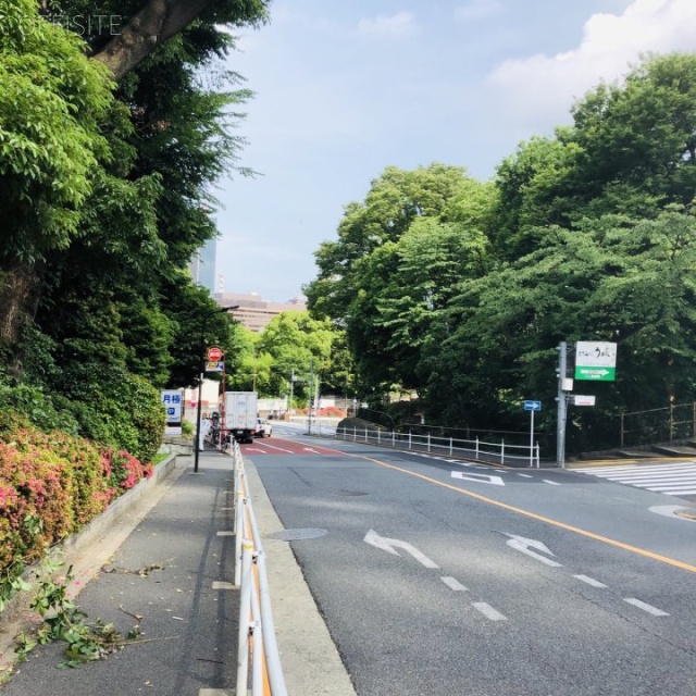 32芝公園ビル 前面は東京タワー通り