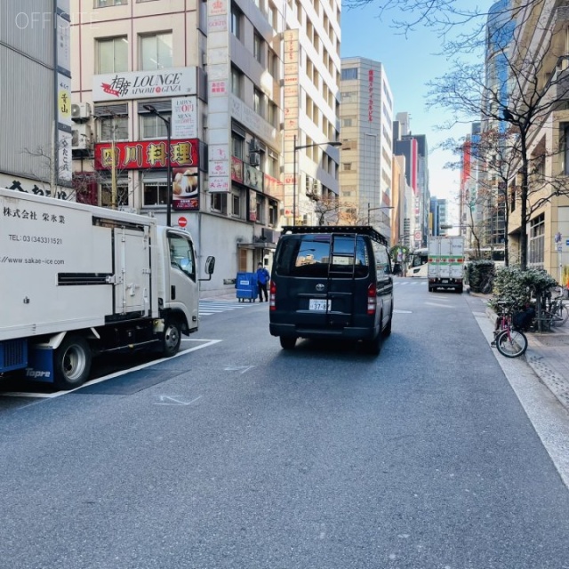 LANDPOOL GINZA 前面に花椿通り