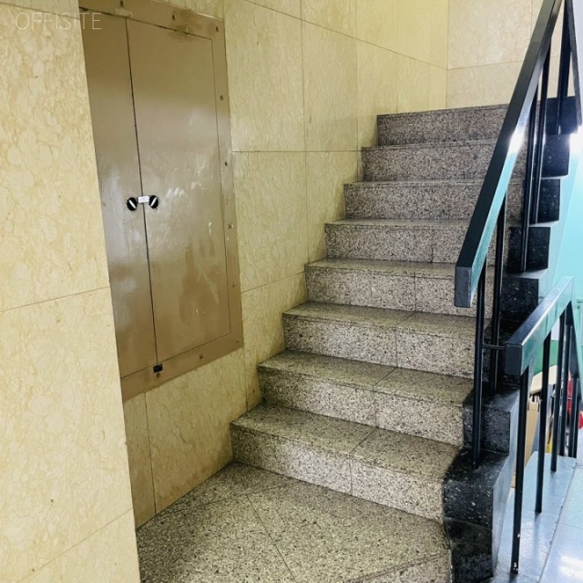 銀友ビル 内階段