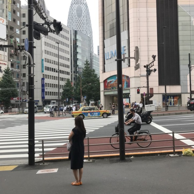 新宿南口ビル ビル前面道路