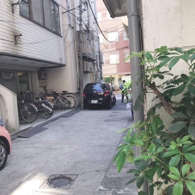 ユーエスビル ビル前面道路