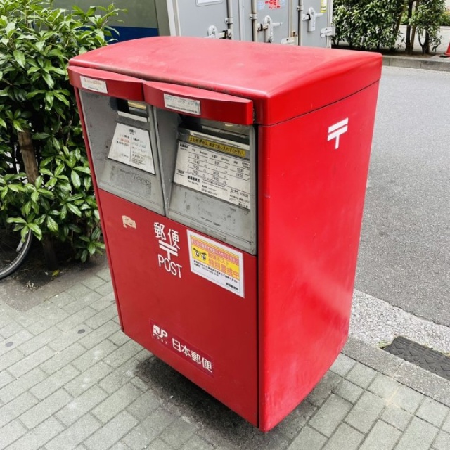 銀友ビル 前面に郵便ポスト