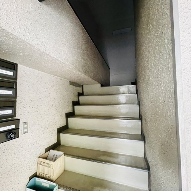 TANAKAビル 階段