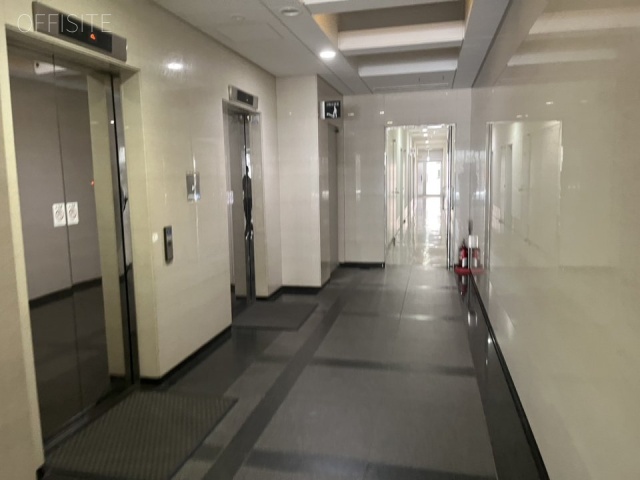 馬事畜産会館 エントランス