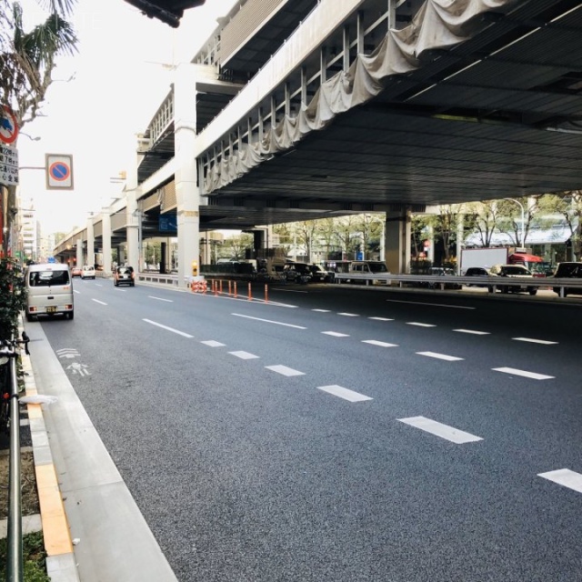 オーイズミ六本木 ビル前面道路