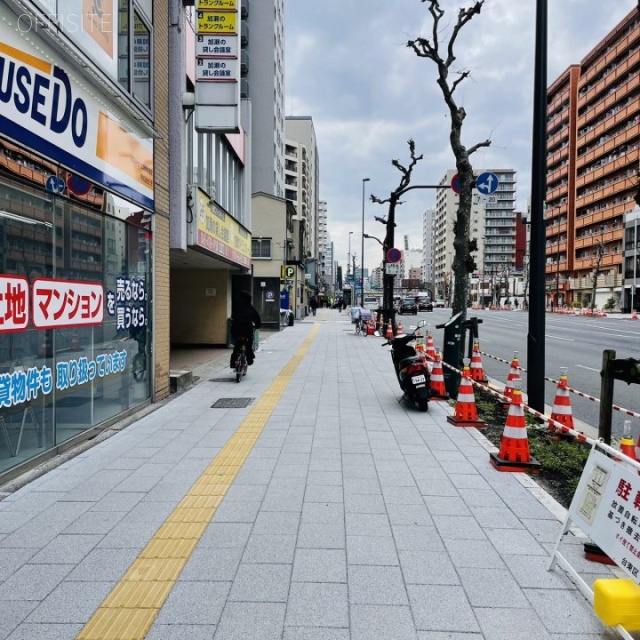 共栄入谷ビル 前面歩道