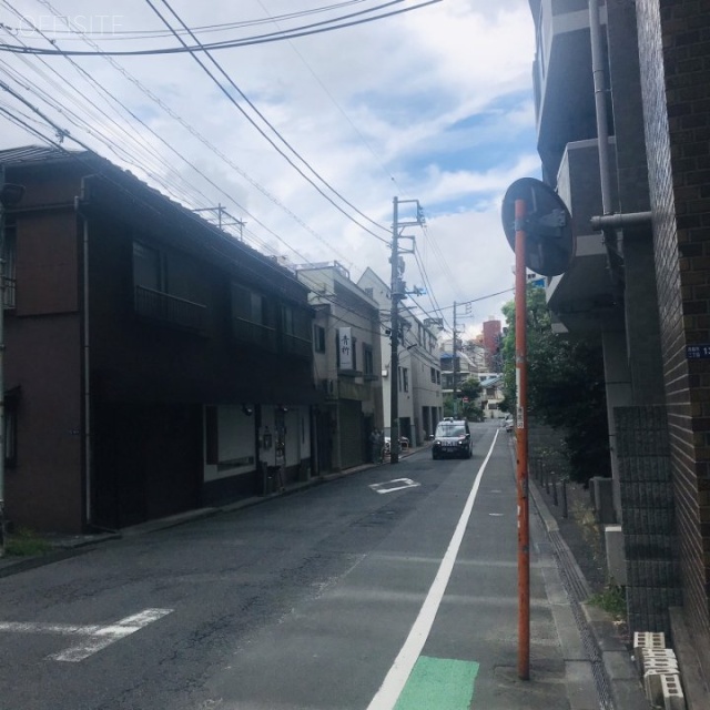 早野ビル ビル前面道路