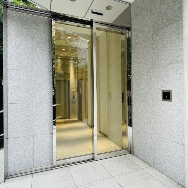 CーCube南青山 オフィスビル出入口