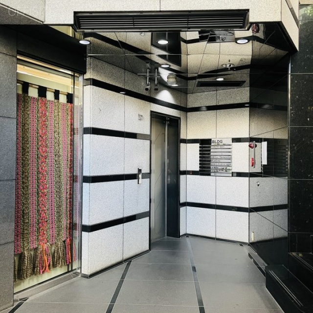 Y.BLDG エントランス