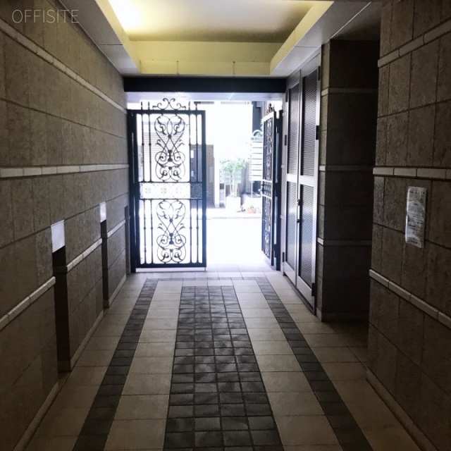 ワイズクレストビル エントランス