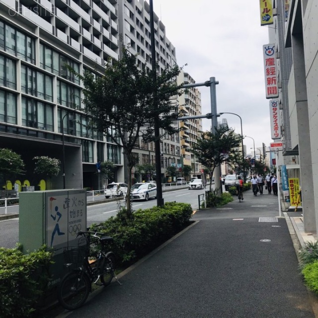 左門町パクスビル ビル前面道路