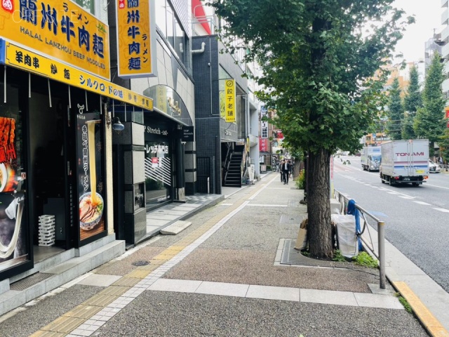 アトラスビル 前面歩道