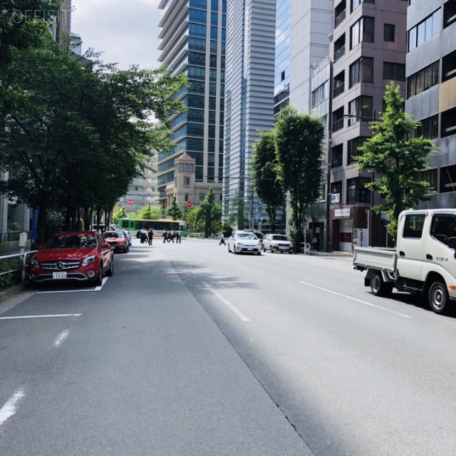 神田竹尾ビル 前面大通りは神田警察通り