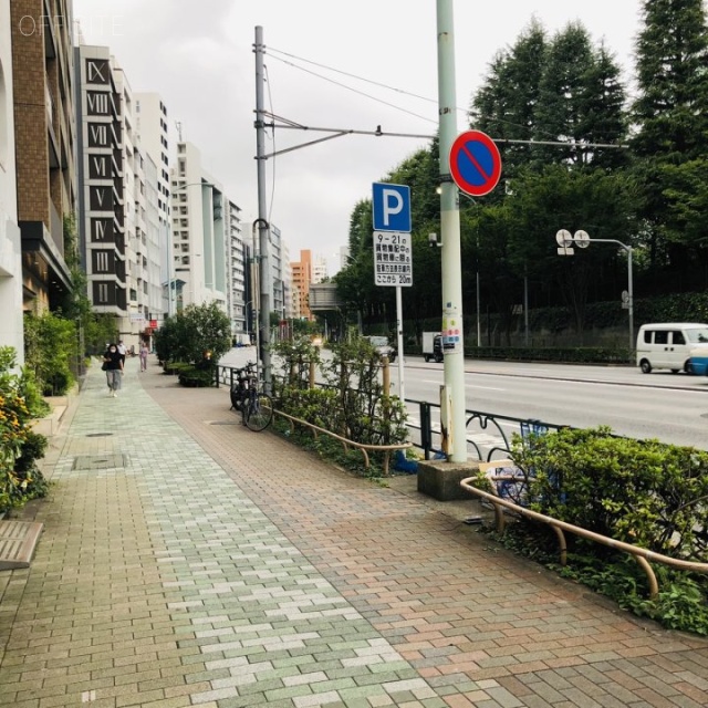 ロリエ市ヶ谷ビル ビル前面道路