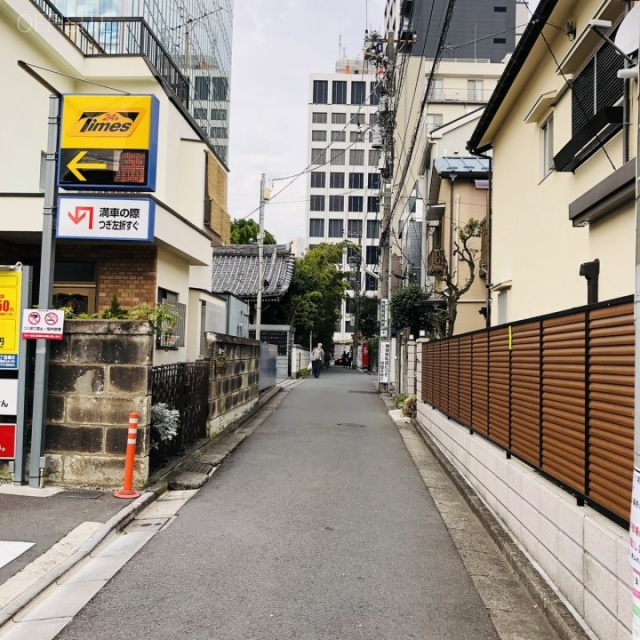 南青山ヒルズ ビル前面道路