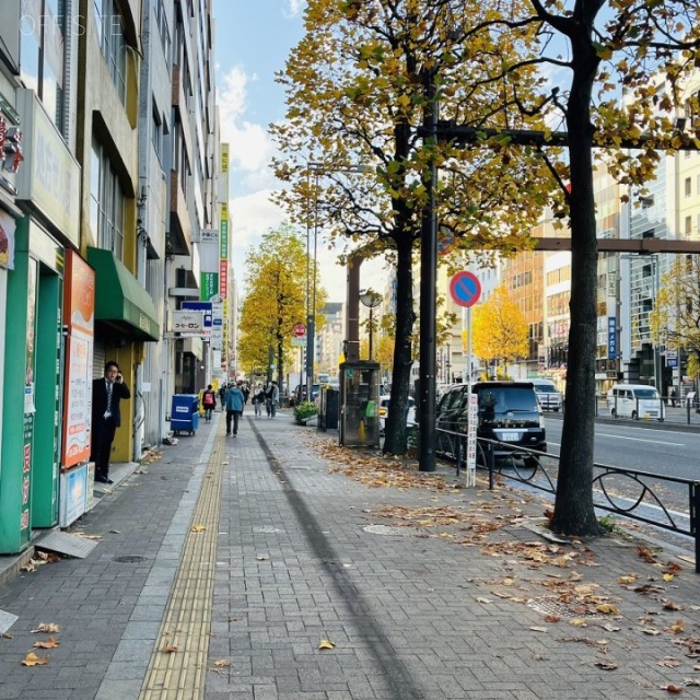 クニヤビル 前面歩道