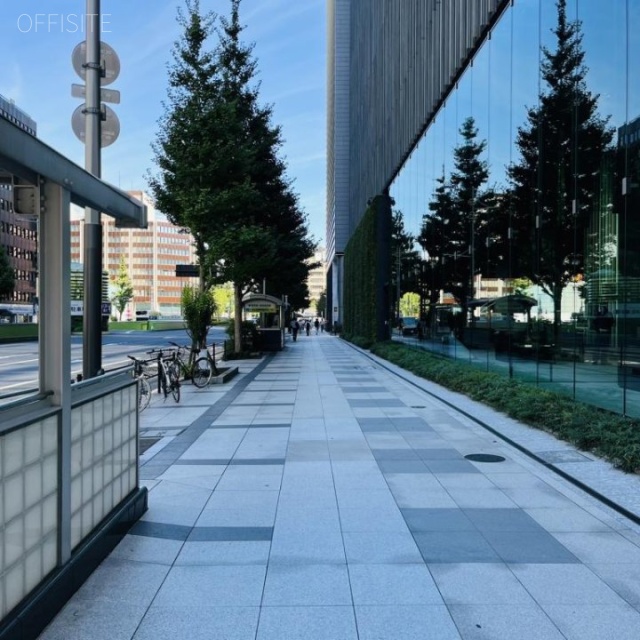 ミュージアムタワー京橋 前面歩道