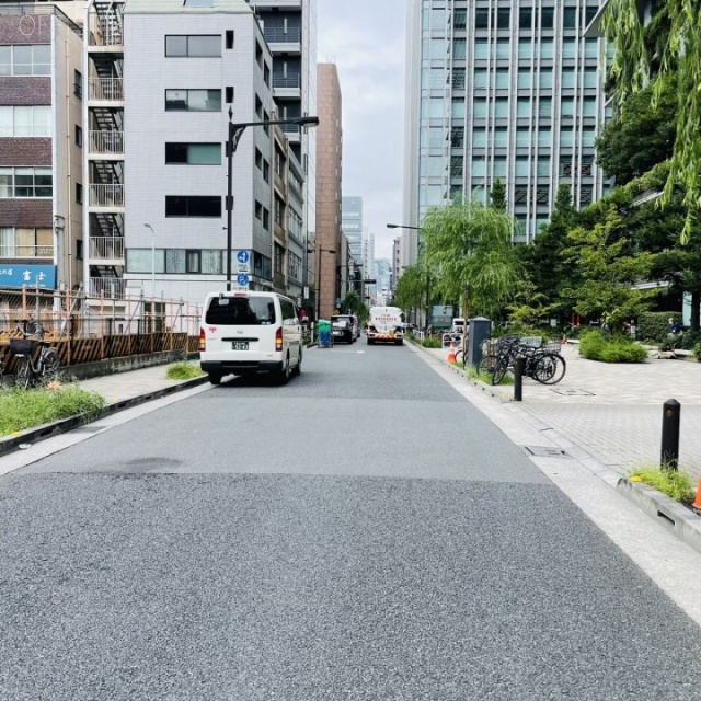 東京スクエアガーデン ビル前面道路