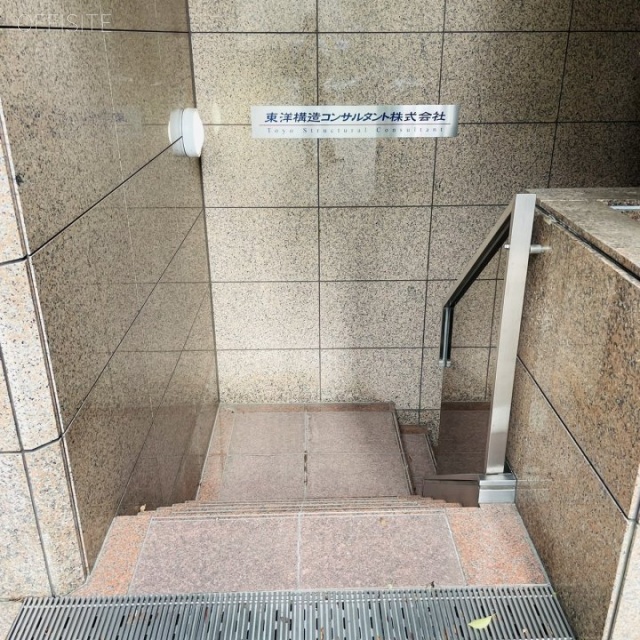 ウスイ紀尾井町ビル B1Fへの階段