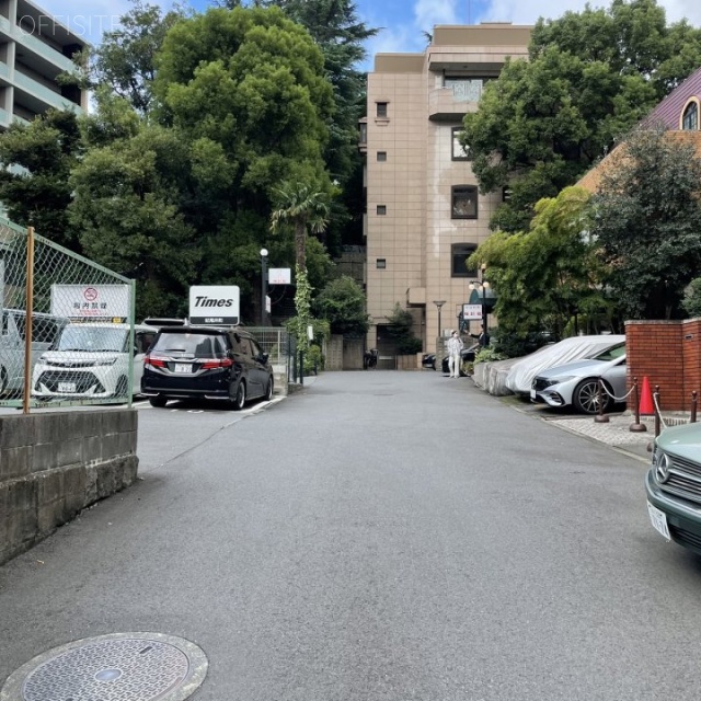 ウスイ紀尾井町ビル 前面道路