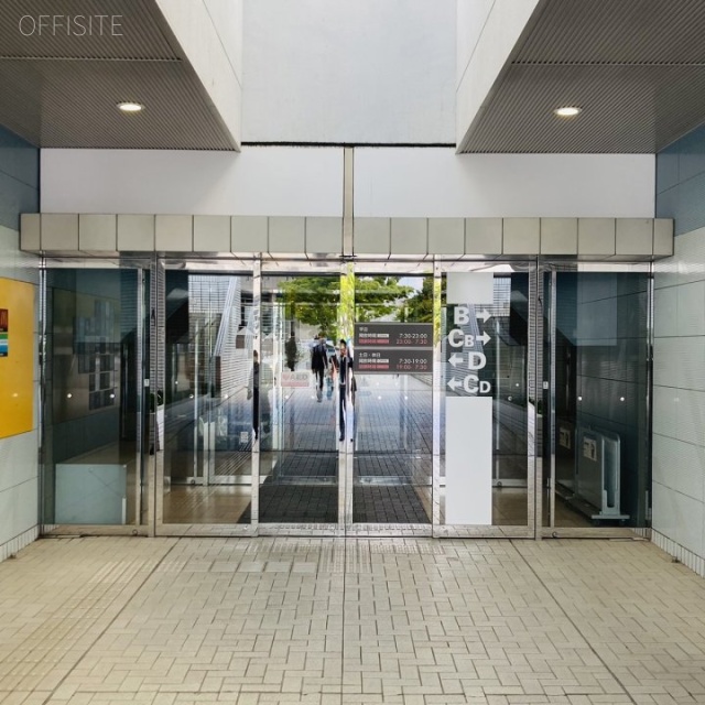 幕張テクノガーデン C棟 オフィスビル出入口