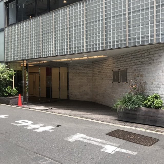 いちご神宮前ビル エントランス前面道路