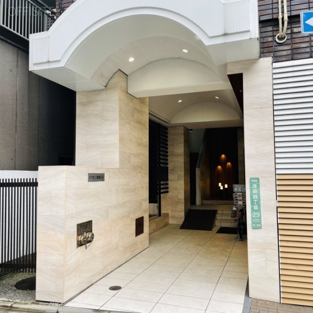 日興池袋ビル エントランス