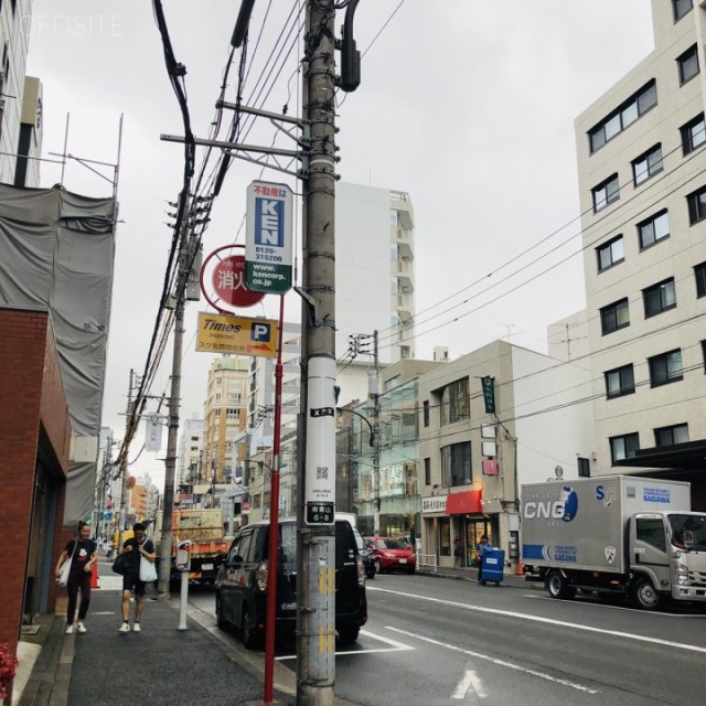 テロワール南青山 ビル前面道路