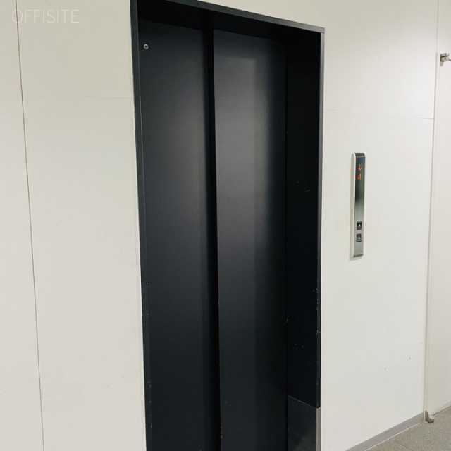 エキニア青葉通り 人荷用エレベーター