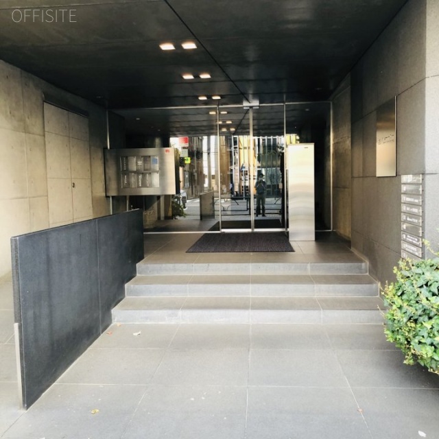 根津宮本ビル エントランス