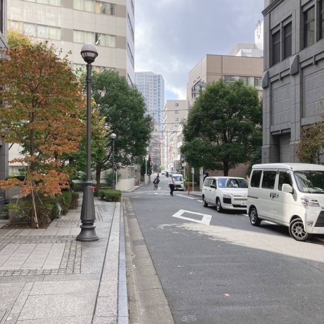 アクロス新川ビルアネックス ビル前面道路