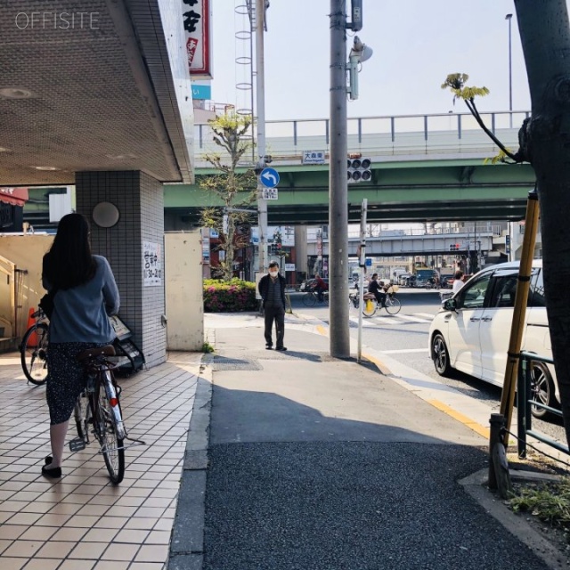 セブンストーリービル ビル前面道路
