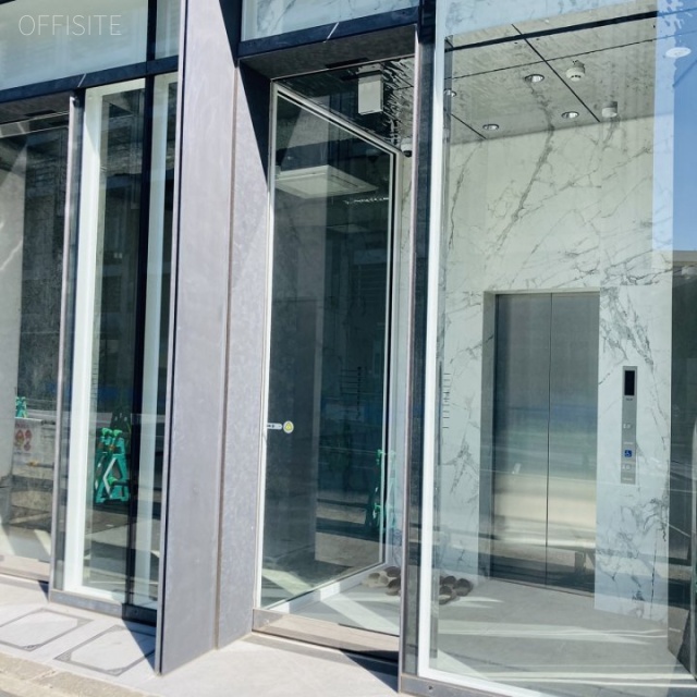 P’s GAIENMAE オフィスビル出入口