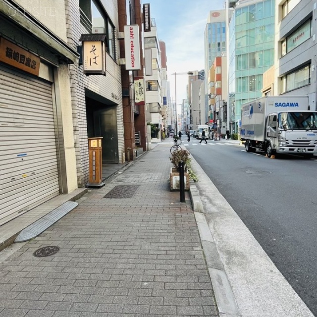 神田松楠ビル 前面歩道