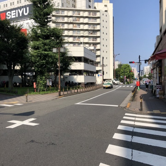 アトラスビル ビル前面道路