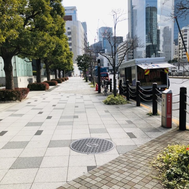 山王パークタワー ビル前面道路