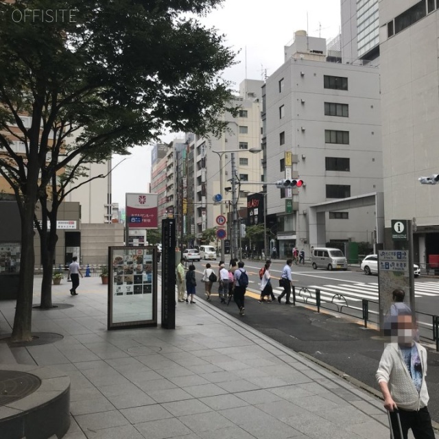 新宿マインズタワー ビル前面道路