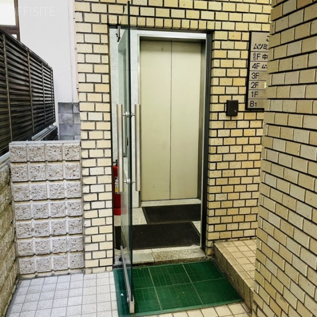 ムツミ工業本社ビル オフィスビル出入口