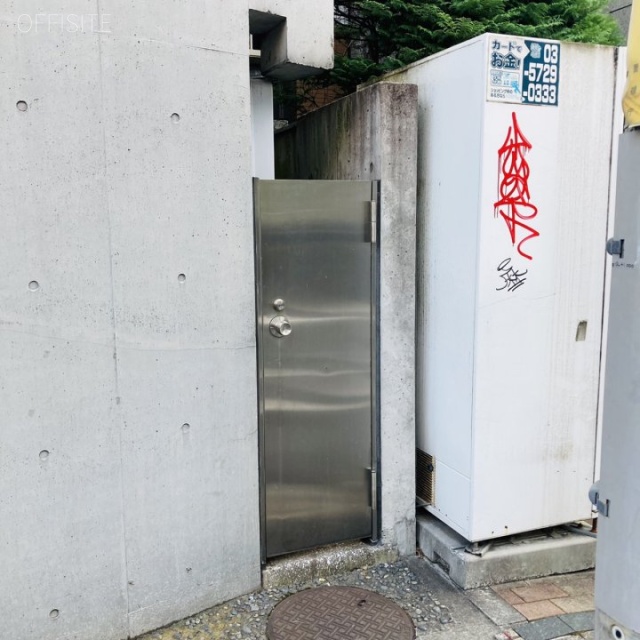 ジニアスビル 通用口