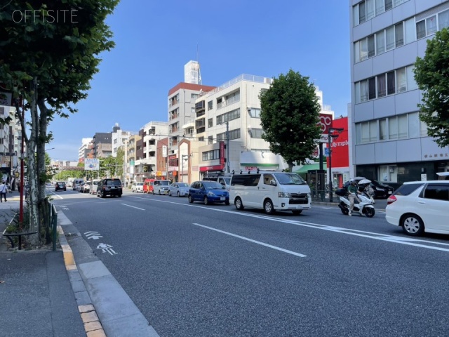 中野サンブライトアネックス 前面に青梅街道