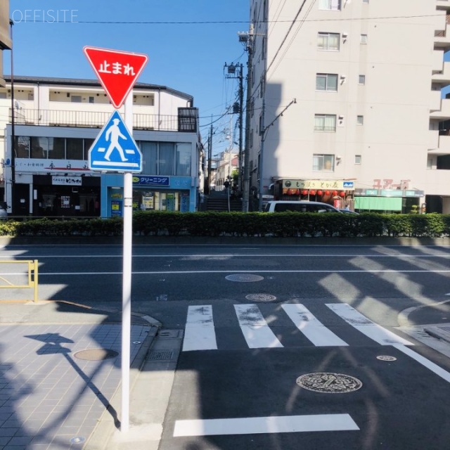 加瀬ビル167 ビル前面道路