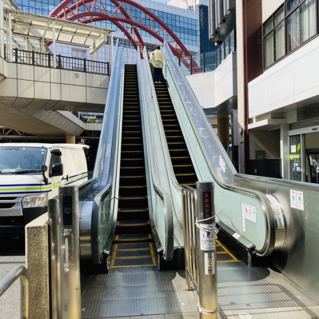 N8ビル 駅直通ペデストリアンデッキ前 エスカレーター