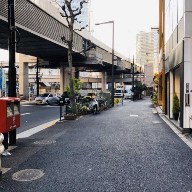 オーイズミ六本木 ビル前面道路